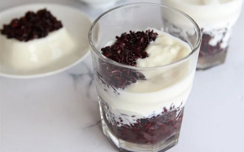 Một cốc chè nếp cẩm có thể dao động calo tùy cách chế biến